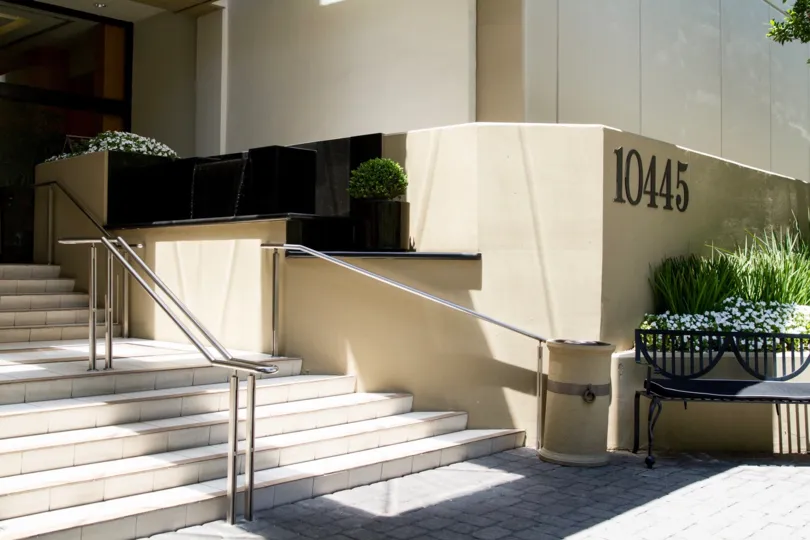 The entryway into the Wilshire Lencrest