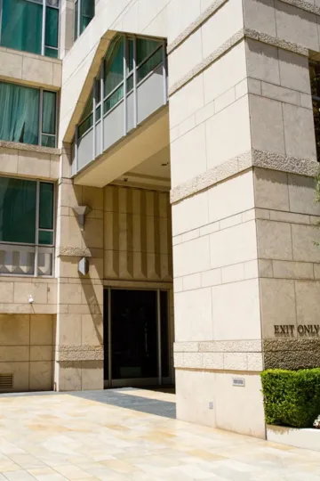 The entryway into the Wilshire Lencrest