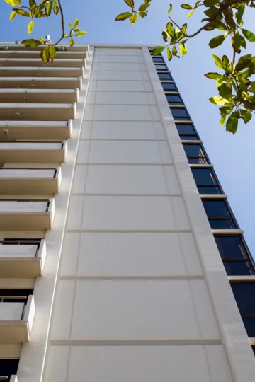 The name of the Wilshire Lencrest on the building