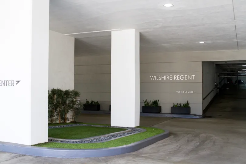 The entrance into the Wilshire Lencrest in Westwood