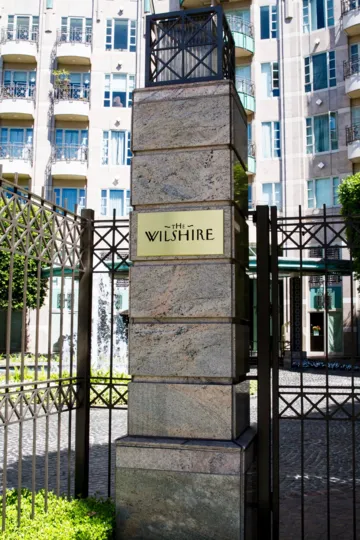 The entrance into the Wilshire Lencrest in Westwood