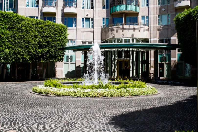 The entryway into the Wilshire Lencrest