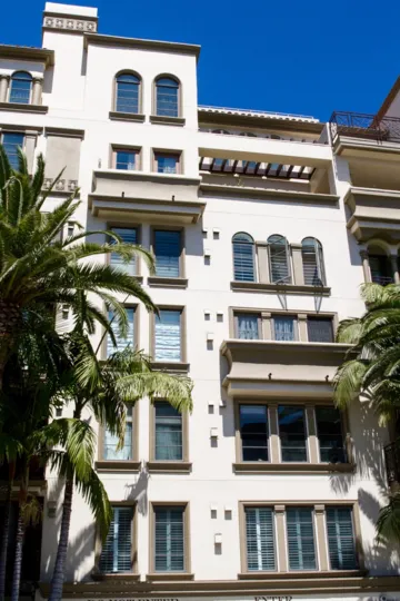 The entrance into the Wilshire Lencrest in Westwood
