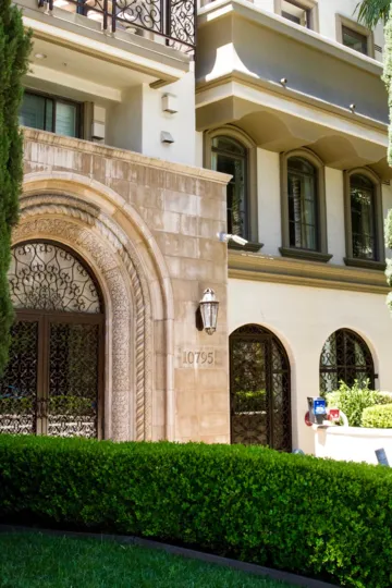The parking for those at the Wilshire Lencrest