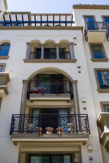 The entryway into the Wilshire Lencrest