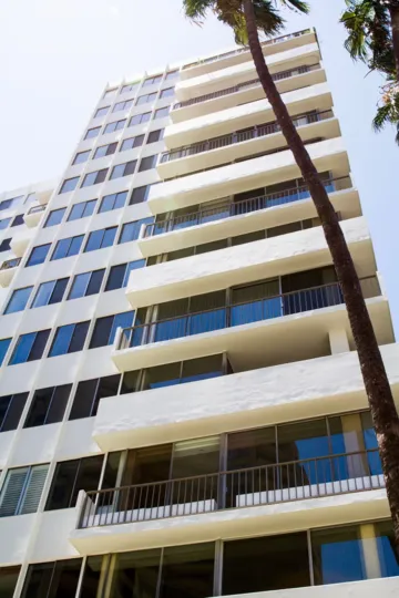 The entryway into the Wilshire Lencrest