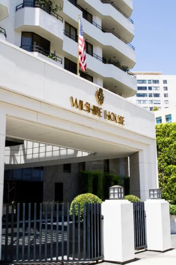 The entrance into the Wilshire Lencrest in Westwood