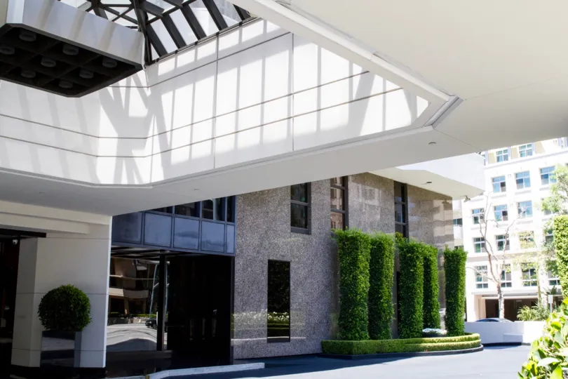 The entryway into the Wilshire Lencrest