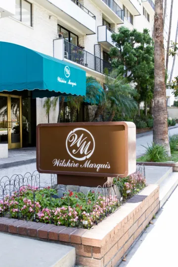 The entrance into the Wilshire Lencrest in Westwood