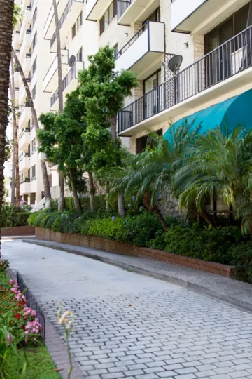 The entryway into the Wilshire Lencrest