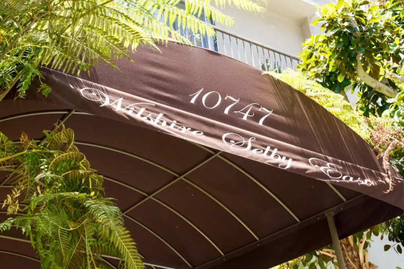 The entrance into the Wilshire Lencrest in Westwood