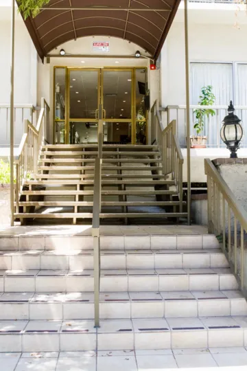 The entryway into the Wilshire Lencrest