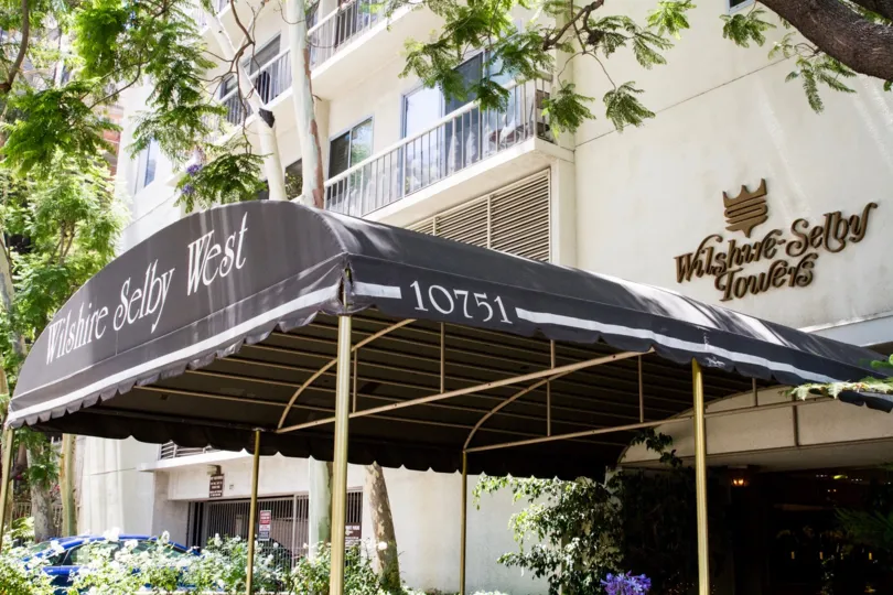 The entrance into the Wilshire Lencrest in Westwood