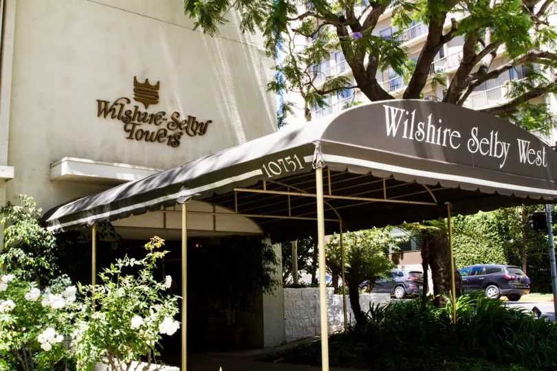 The entryway into the Wilshire Lencrest