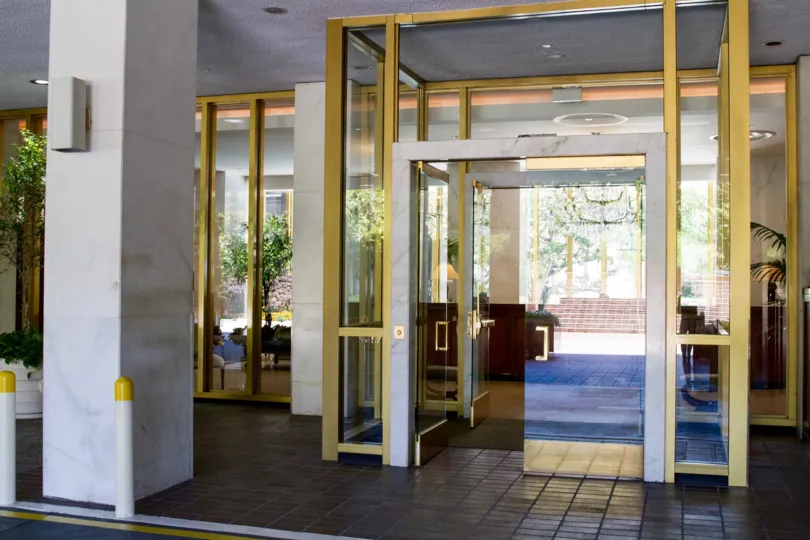 The entryway into the Wilshire Lencrest