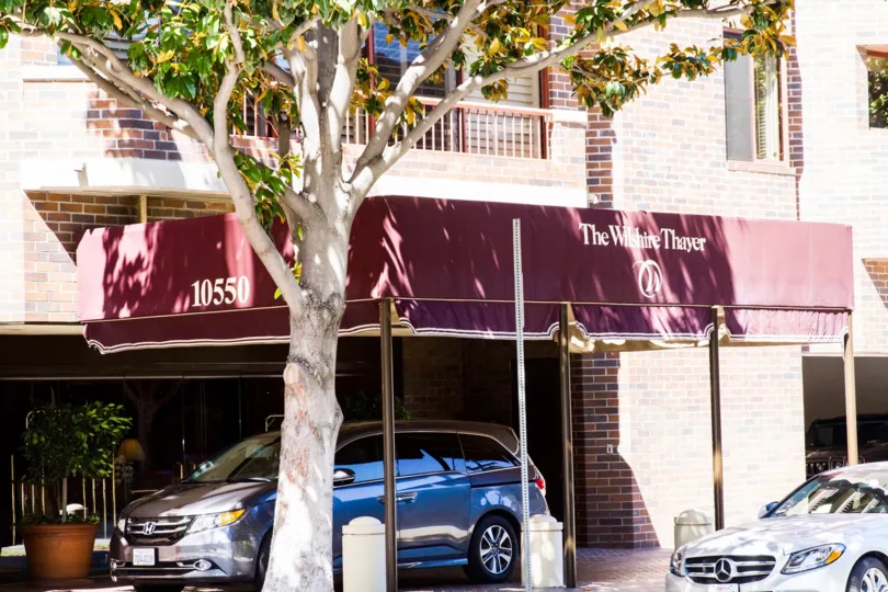 The entrance into the Wilshire Lencrest in Westwood