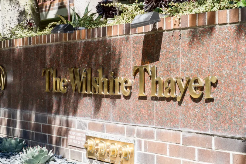 The entryway into the Wilshire Lencrest