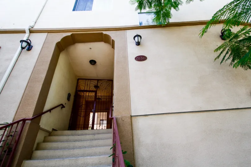 The entryway into Keswick Terraces in Winnetka California