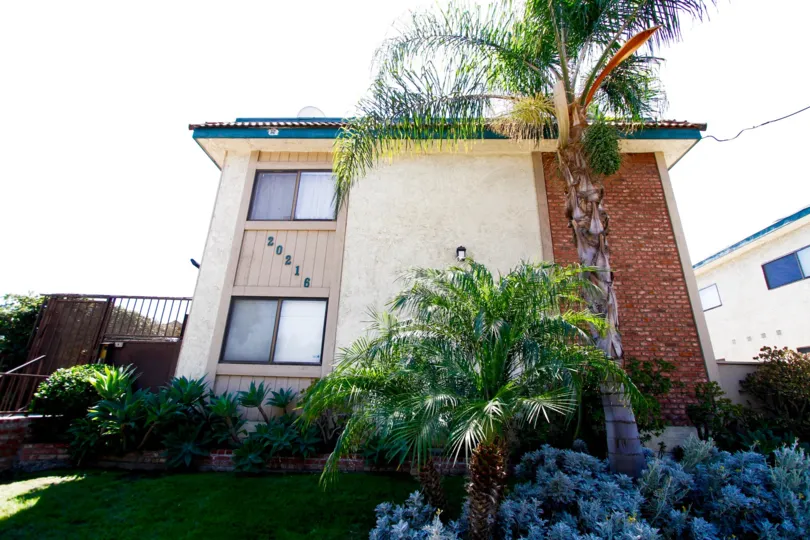 The Roscoe Gardens building in Winnetka California