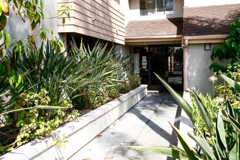 The entrance into Winnetka Gardens