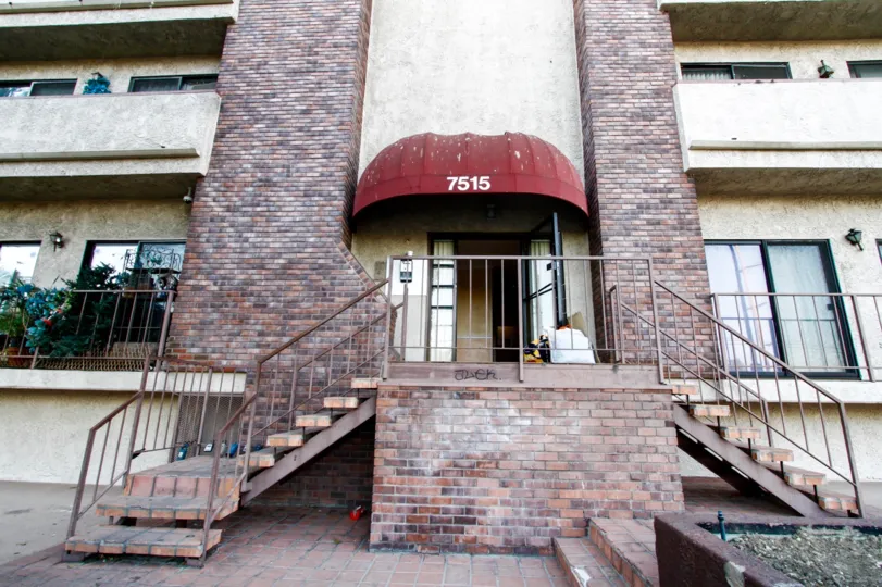 The stairs to the entrance of Winnetka Plaza