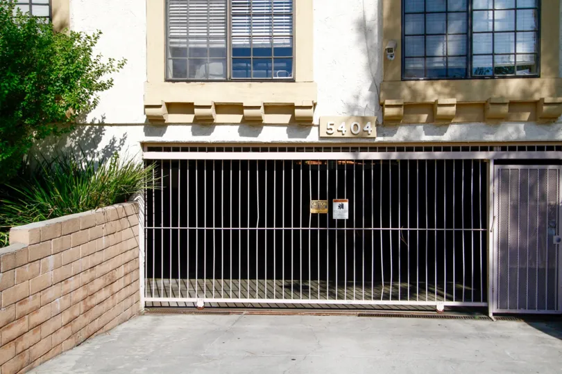 The parking at 5404 Quakertown Ave in CA California
