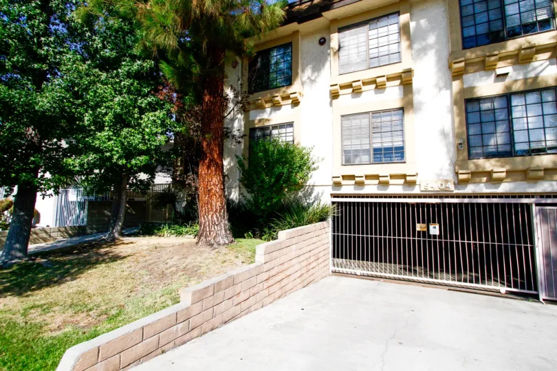The drive into 5404 Quakertown Ave in CA California