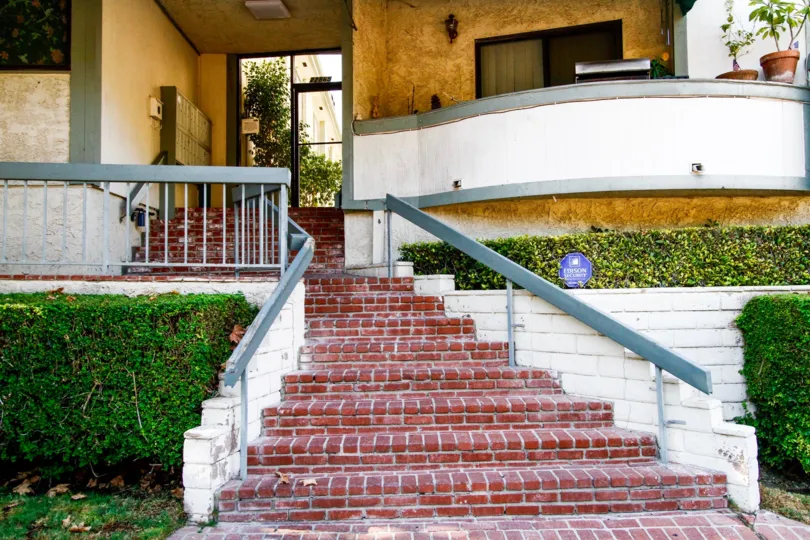 The entrance intp Del Valle Court