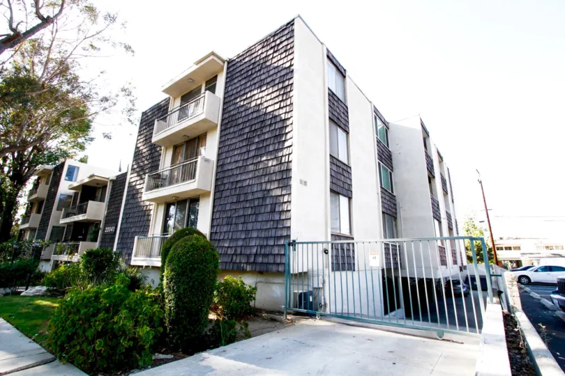 The Windsor Woodlands building in CA California