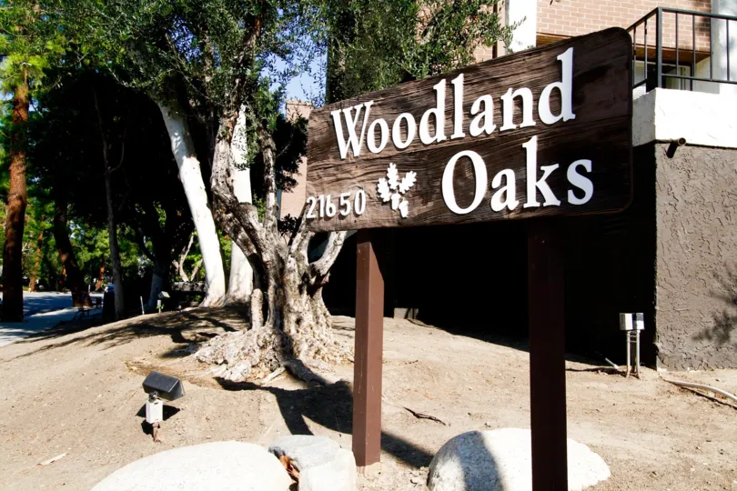 The sign welcoming you to Woodland Oaks in CA California