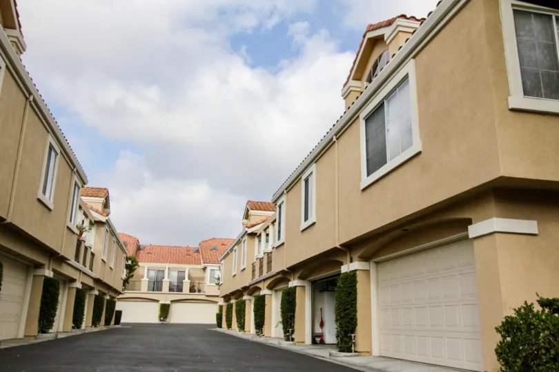 Villa's in Applause has bushes between Two Villas alternatively