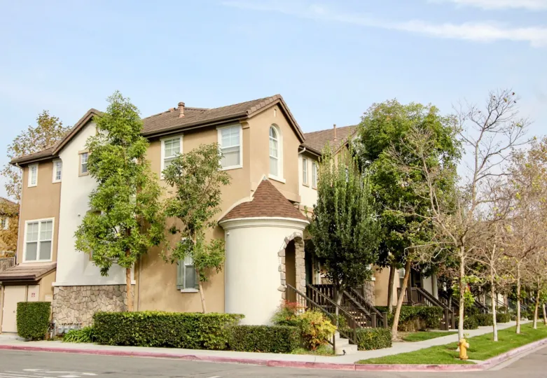 A sweet building near the road side in the Camden Park with some shrubs and flowering trees.