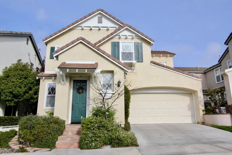 A villa with ample of parking and entrance view with garden in Cantebury of Aliso Viejo