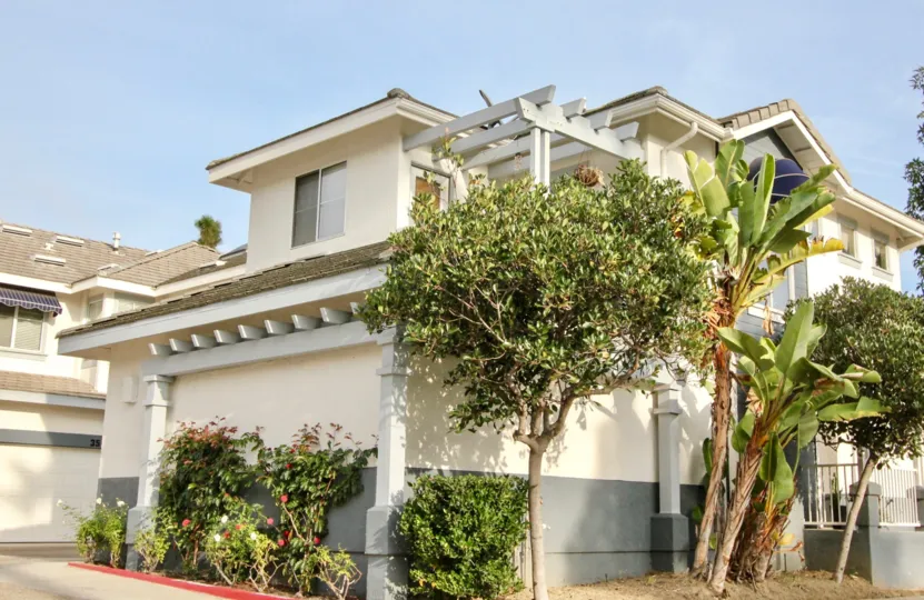 Near the Villa in Coronado has trees and plants with flowers