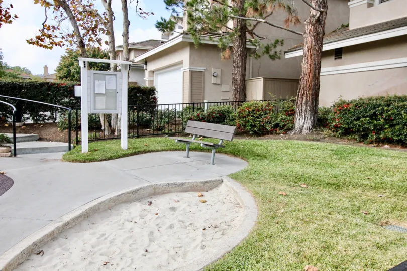 Goodlooking sitting place in a lawn near villas of Cottages in Aliso Viejo