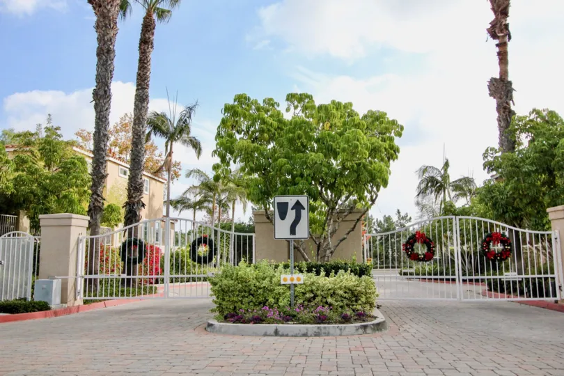 Excellent Maingate approach with trees in Flores Los Alisos of Aliso Viejo