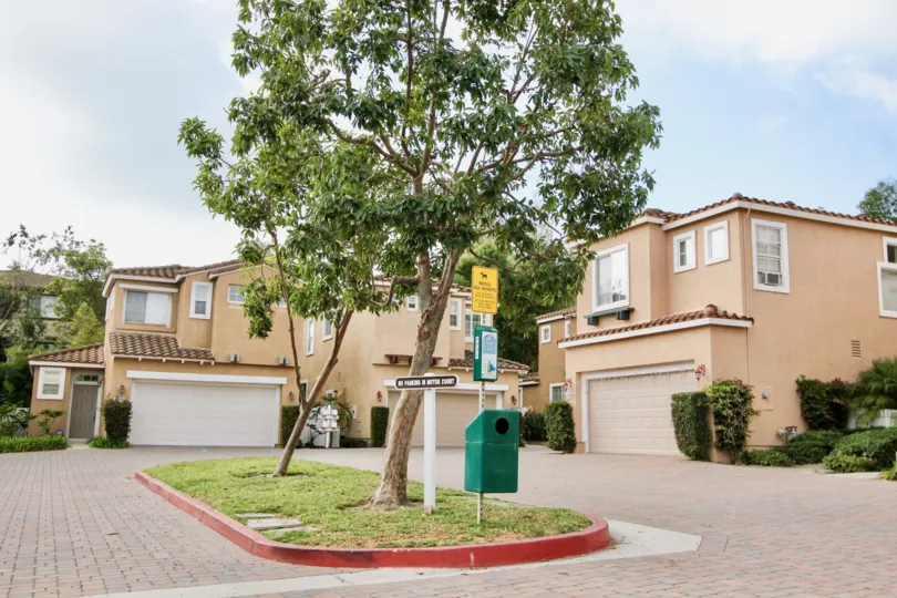 A sweet apartment foot path side in the Flores Los Alisos with some lawn, trees and shrubs.