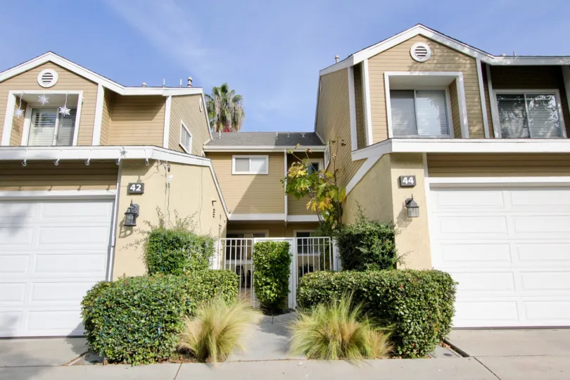 Spacious 2 storey with garage in Aliso Viejo California