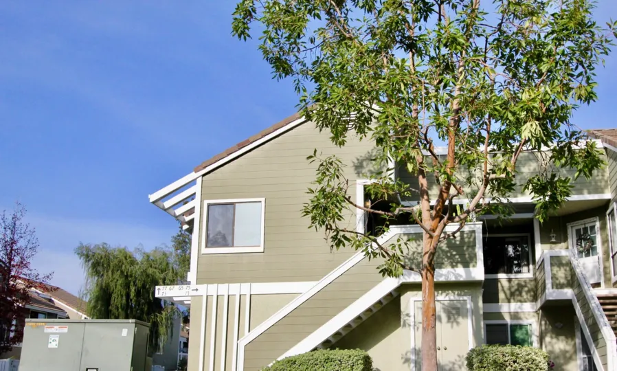 Apartment in Heather Ridge has two ways by stairs with trees