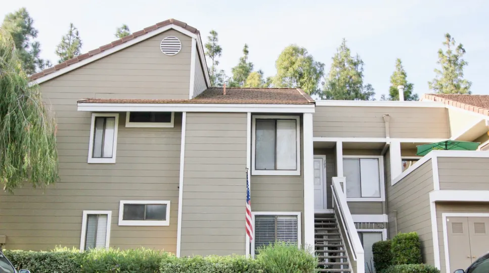 Front building view of the Heather Ridge community in Aliso Viejo, CA on a clear day