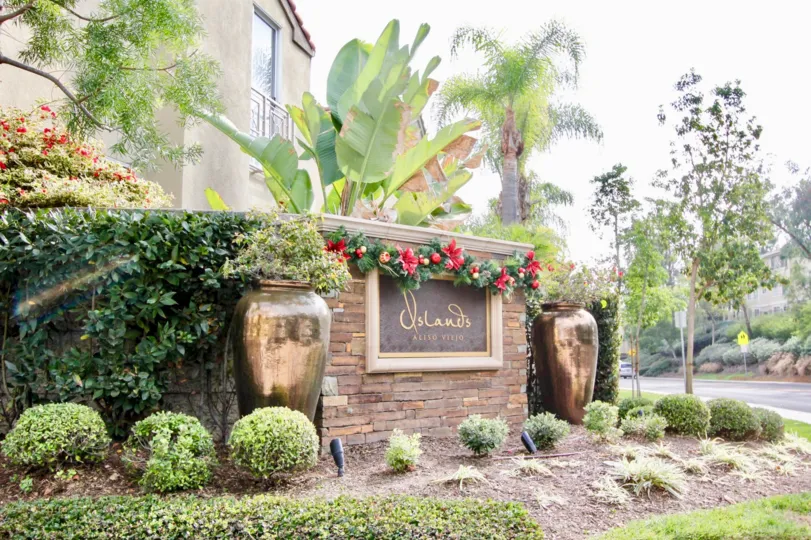 Two giant vase on either side of a community sign at the Islands in Aliso Viejo CA