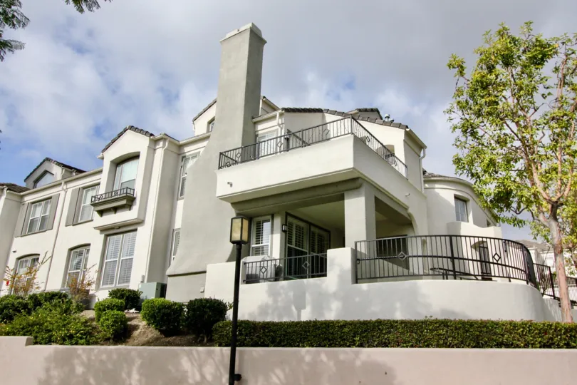 A cloudy day in the La Mirage with a well designed building.
