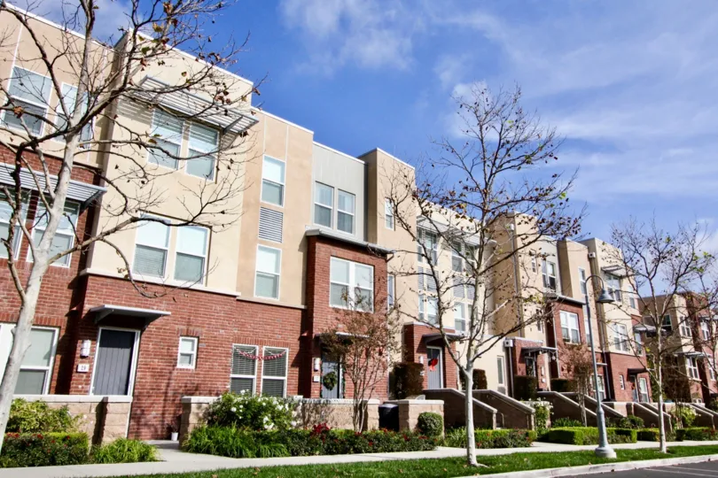 Latitudes South offers magnificent models to select from with three or four bedrooms, big windows, open kitchen and family rooms.