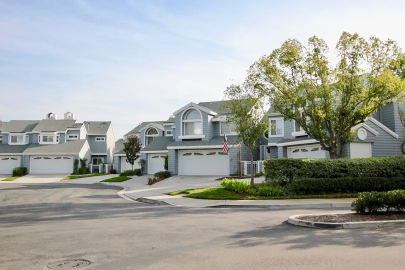 Well maintained grounds at Laurelmont community in Aliso Viejo, CA on a sunny day