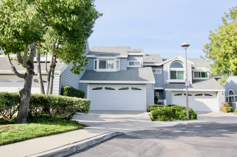 A sweet home in the Laurelmont with some lawn, shrub and tree also.