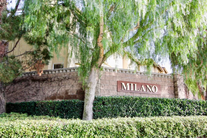 A sunny day in the Milano with a signage on a wall.