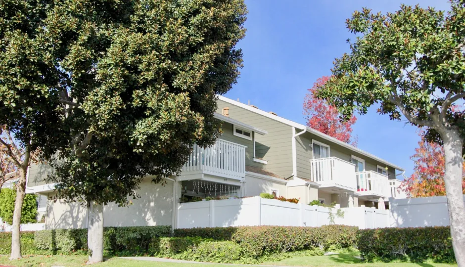 a sunny day in the morningside with a house that three balcony in front