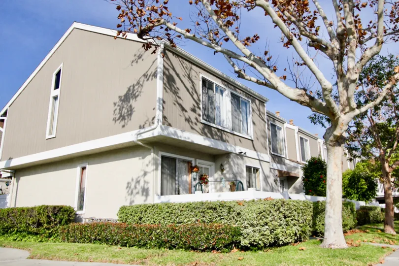 Modern Townhome in Aliso Viejo, CA. Manicured landscaping. Mature trees.