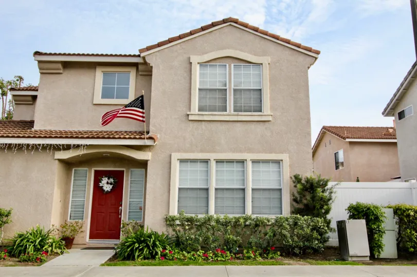 A sweet beautiful house in the San Simeon with some shrubs, flowering plants and trees also.