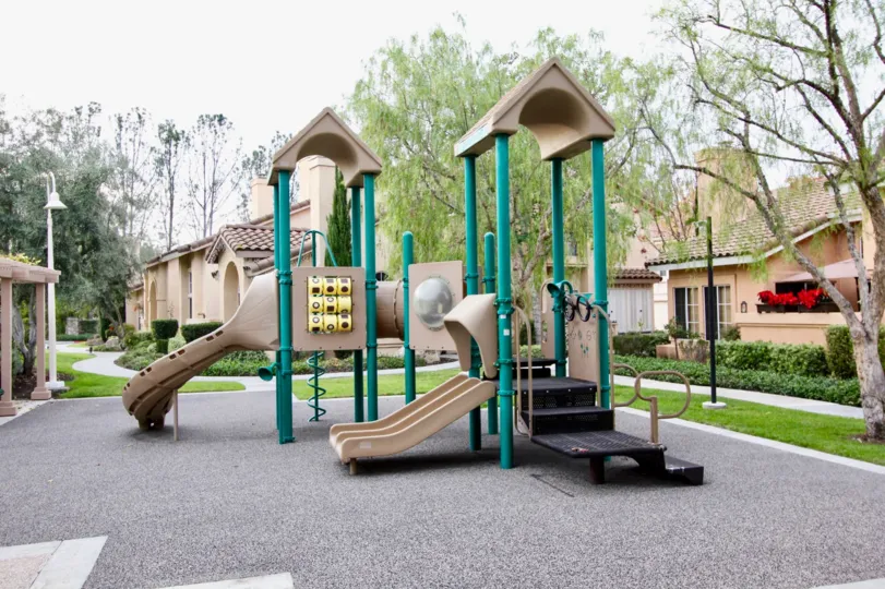 A beautiful day in the Seacliff Court with a park buildings.